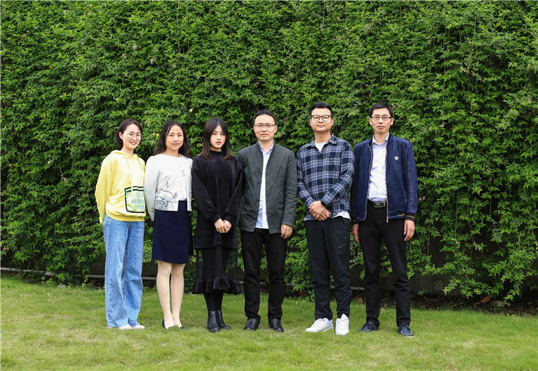 1622366343104189.jpg 十四班 左起:梁琴 首丹 廖雨 楊青松 顧鴻 胡勇.jpg